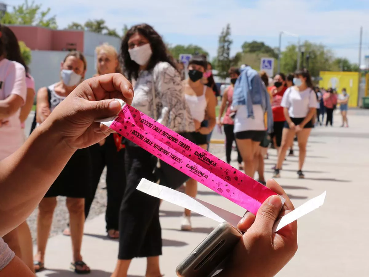 sfp-entregan-pulseras-fiesta-la-confluencia-mnba-8jpg