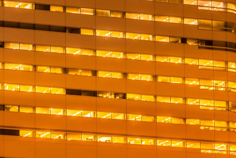 hermoso-edificio-exterior-y-arquitectura-con-ventana-y-luz