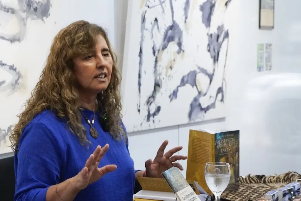 Juana Mabel Miranda de Bajada del Agrio presentó el libro “La infancia que me dio raíces, el camino que me hizo quien soy” en la Casa del Neuquén.