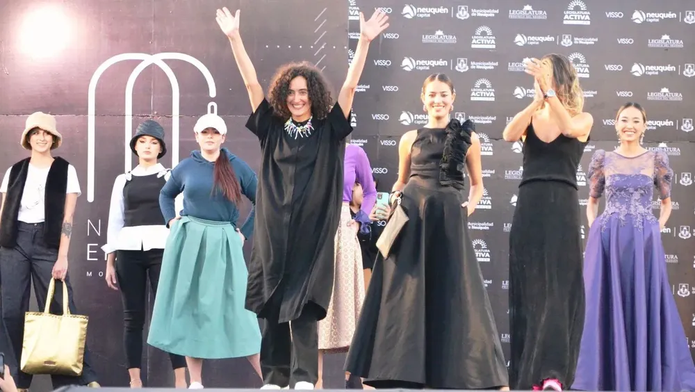 la diseñadora Karina Saade celebra 30 años en la moda neuquina