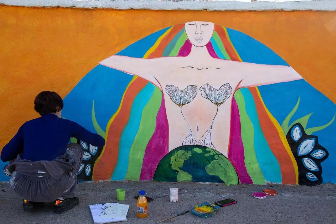 Pintan murales para promover la lactancia materna
