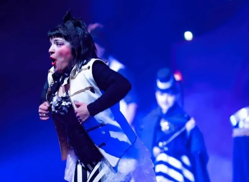 EN BLANCO Y NEGRO, A TODO COLOR