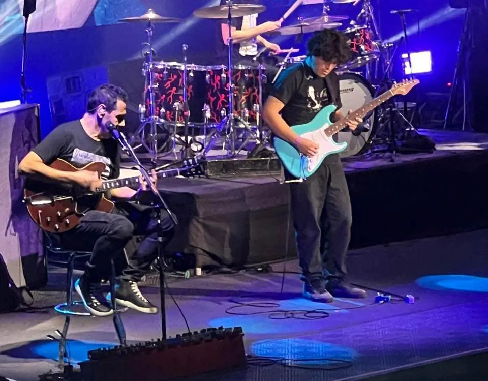 Ezequiel Díaz Baruj en el escenario del Ruca Che junto a Divididos