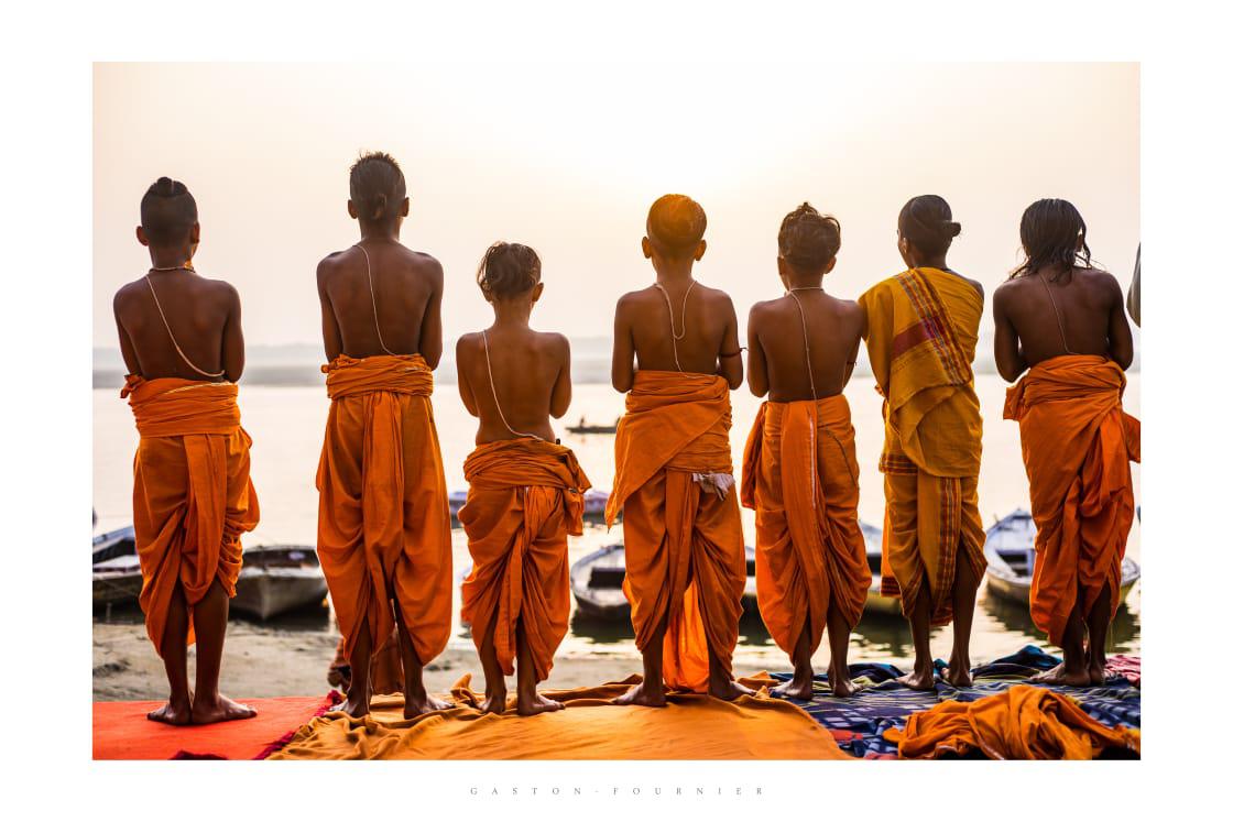 pequeños monjes. Varanasi, India, 2020