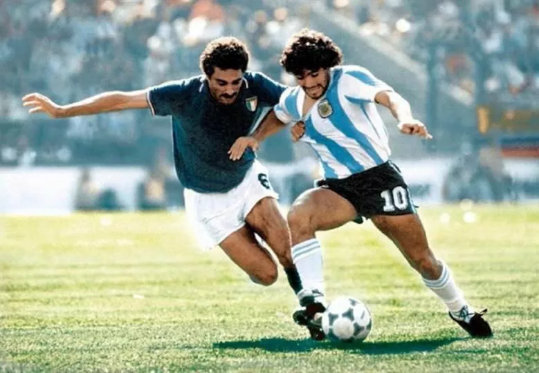 9-Maradona contra la intensa marca de Gentile. Mundial España 1982 (Archivo El Grafico)