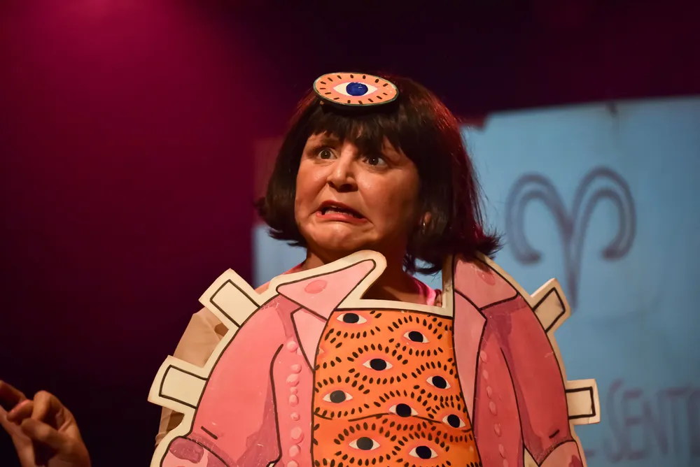 Marina Castillo con su obra "Feita"